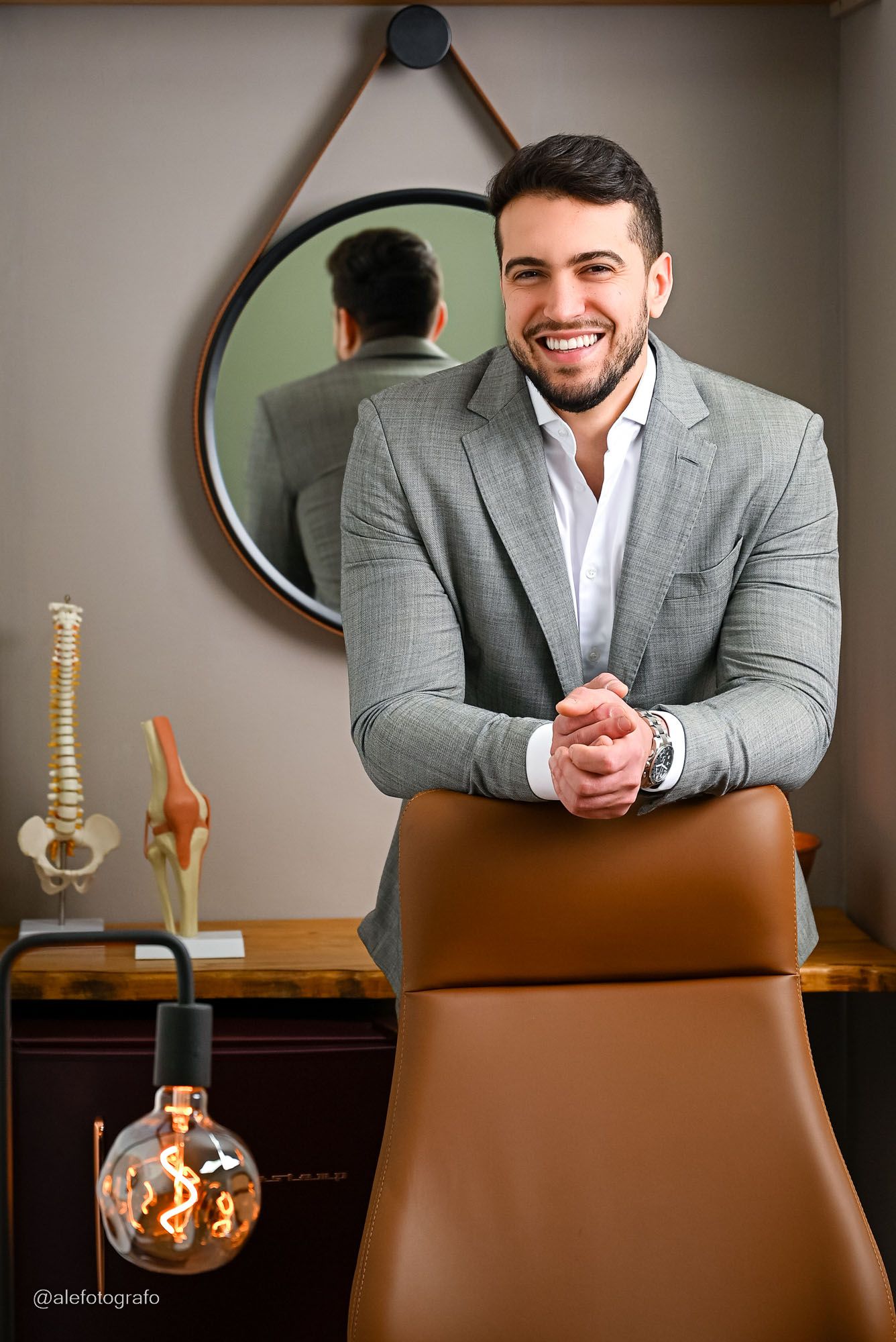 Dr. Stefano Monteiro em seu consultório